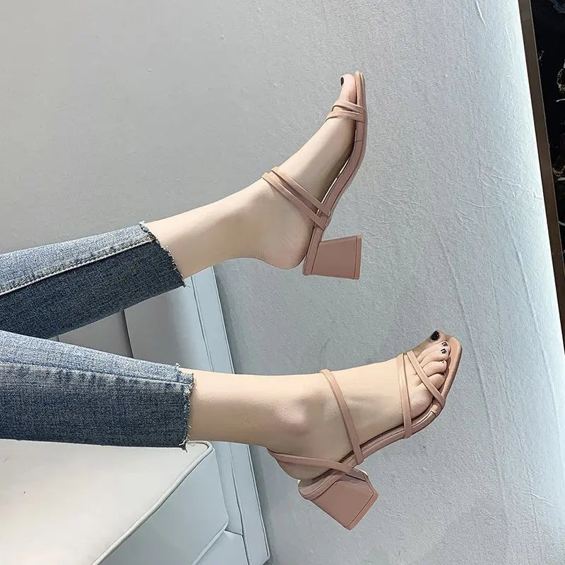 Neue Damen-Sandalen mit eckigen Absätzen, elegante Sommerschlappen, modische Damensandalen, modische Sandalen mit niedrigem Absatz für Frauen
