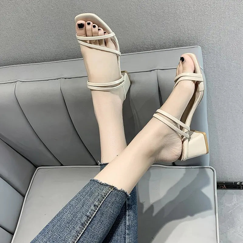 Neue Damen-Sandalen mit eckigen Absätzen, elegante Sommerschlappen, modische Damensandalen, modische Sandalen mit niedrigem Absatz für Frauen