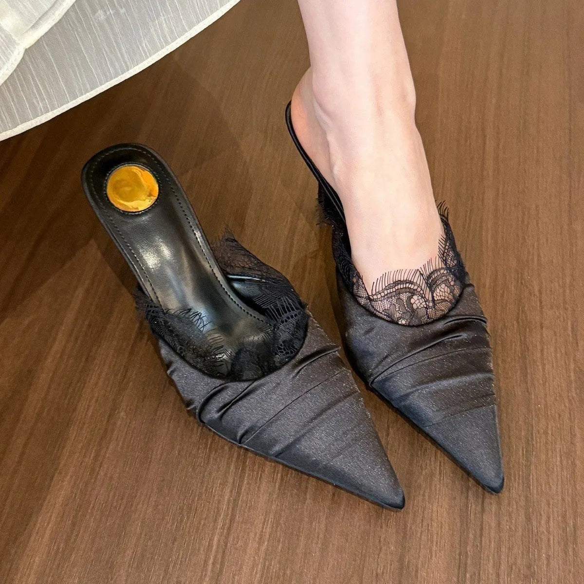 Schön genug, um zu verführen! Weiße Spitzen-Pumps mit spitzer Kappe für Damen sowie Frühjahrs-Mules als Halbschlupfschuhe für kurze Zeit zum halben Preis