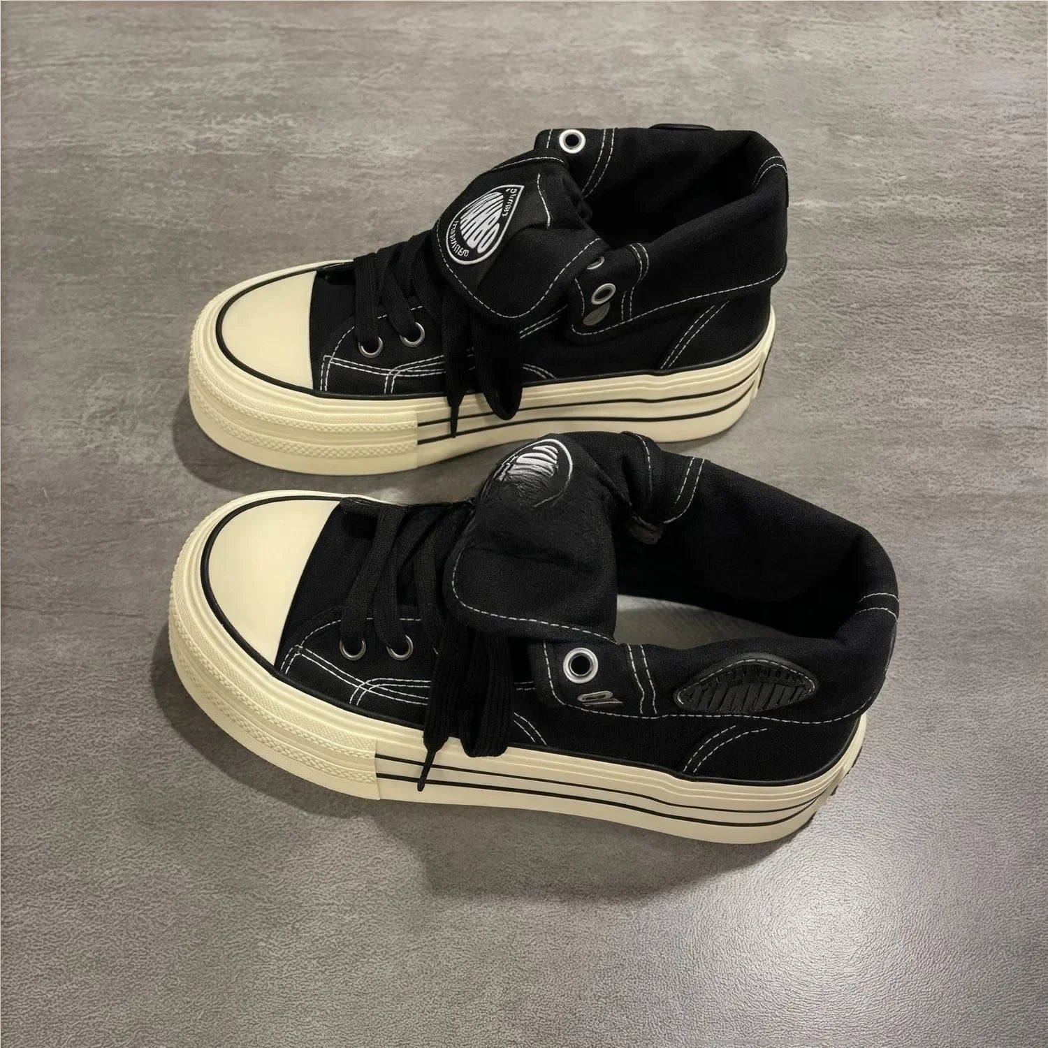 Damen High-Top-Sneaker aus Canvas mit dicker Sohle, lässiges Schuhwerk in Beige, vielseitig kombinierbar, trendiges Board-Design, neuer Stil für Frühling und Herbst.