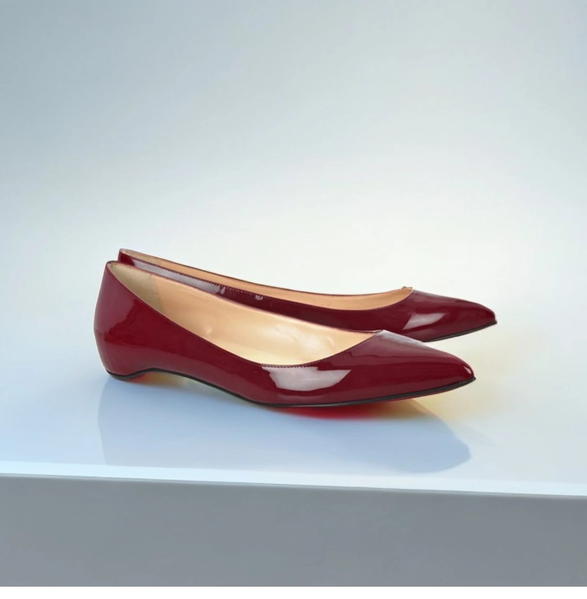 Damen-Spitzenschuh mit innen erhöhter flacher Sohle, einfarbiges Lackleder, vielseitig, lässiger Ballerina mit flachem Ausschnitt