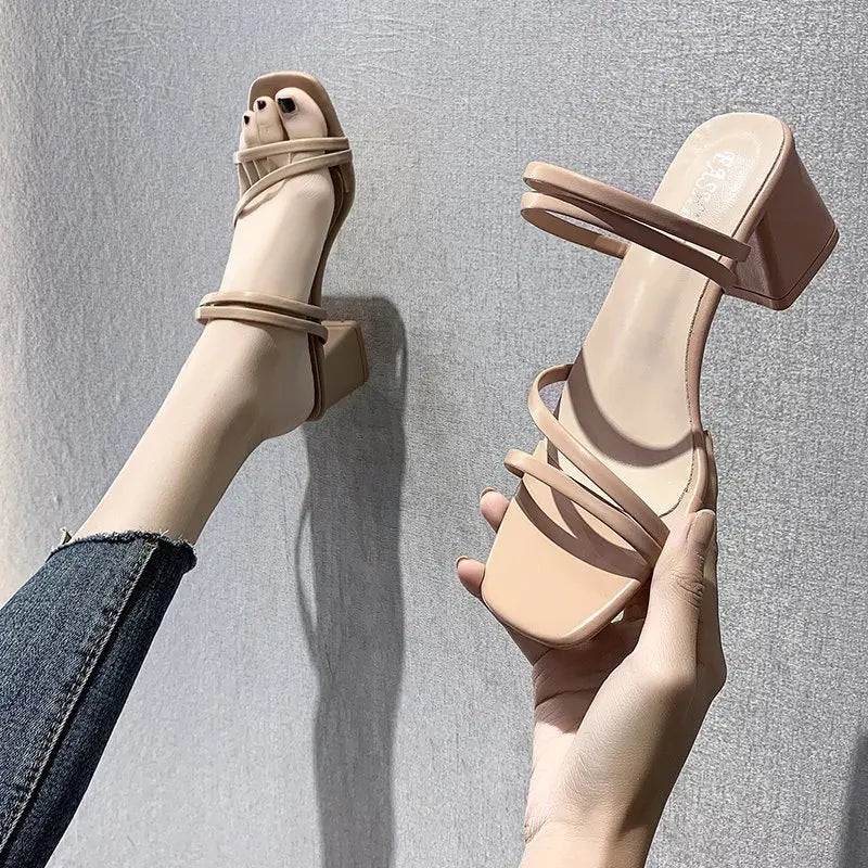 Neue Damen-Sandalen mit eckigen Absätzen, elegante Sommerschlappen, modische Damensandalen, modische Sandalen mit niedrigem Absatz für Frauen