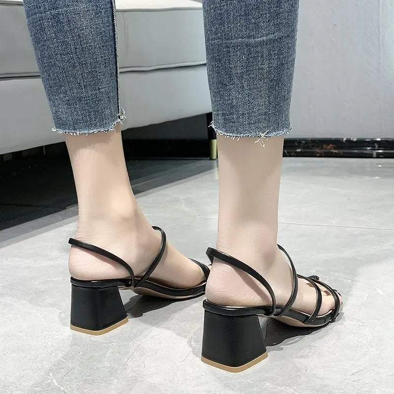 Neue Damen-Sandalen mit eckigen Absätzen, elegante Sommerschlappen, modische Damensandalen, modische Sandalen mit niedrigem Absatz für Frauen