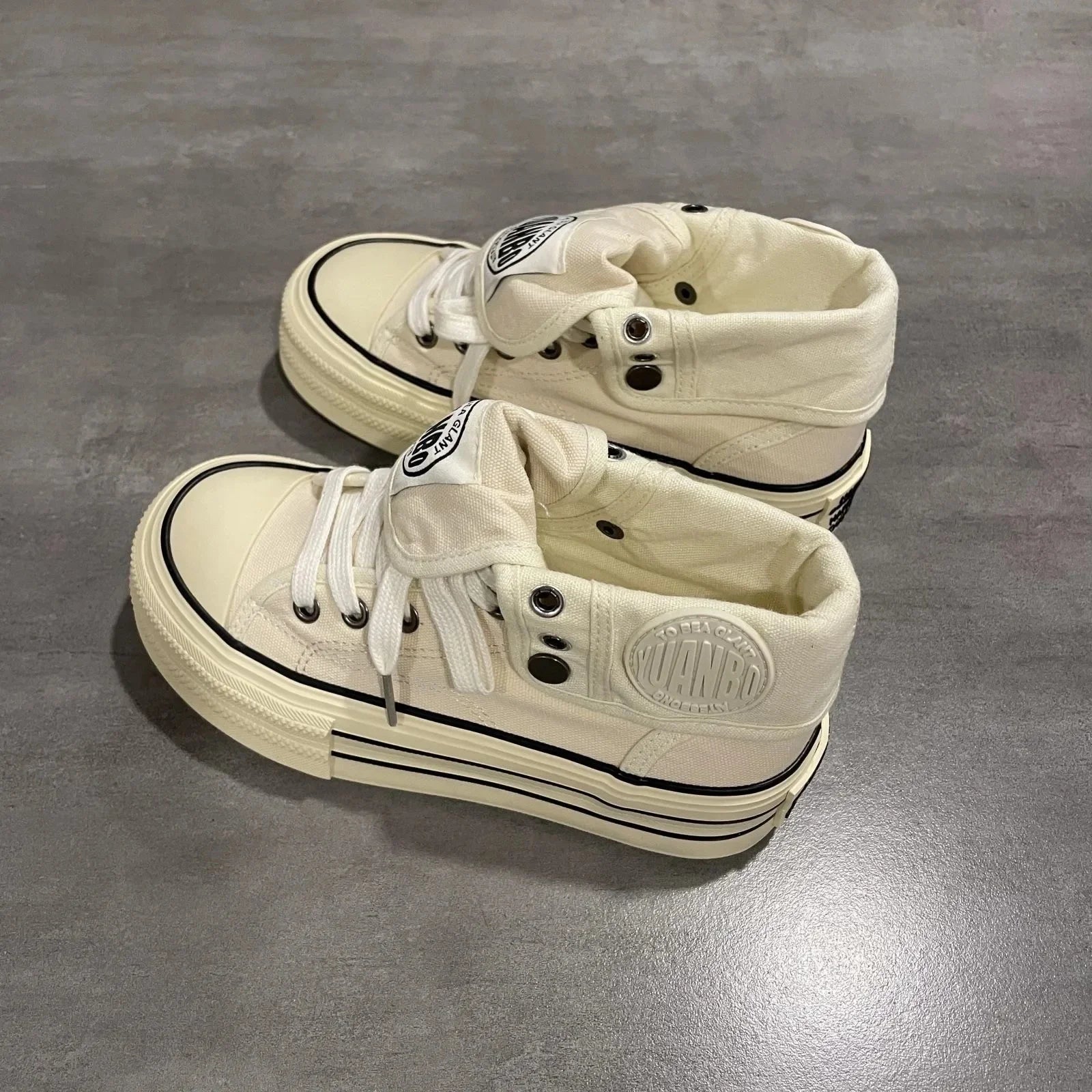 Damen High-Top-Sneaker aus Canvas mit dicker Sohle, lässiges Schuhwerk in Beige, vielseitig kombinierbar, trendiges Board-Design, neuer Stil für Frühling und Herbst.