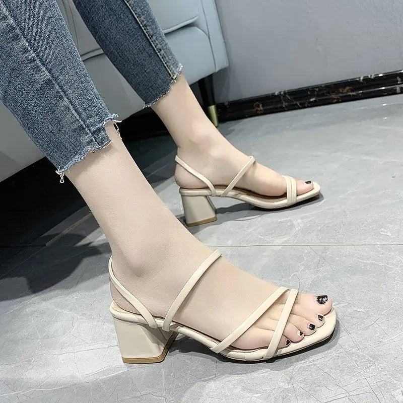 Neue Damen-Sandalen mit eckigen Absätzen, elegante Sommerschlappen, modische Damensandalen, modische Sandalen mit niedrigem Absatz für Frauen